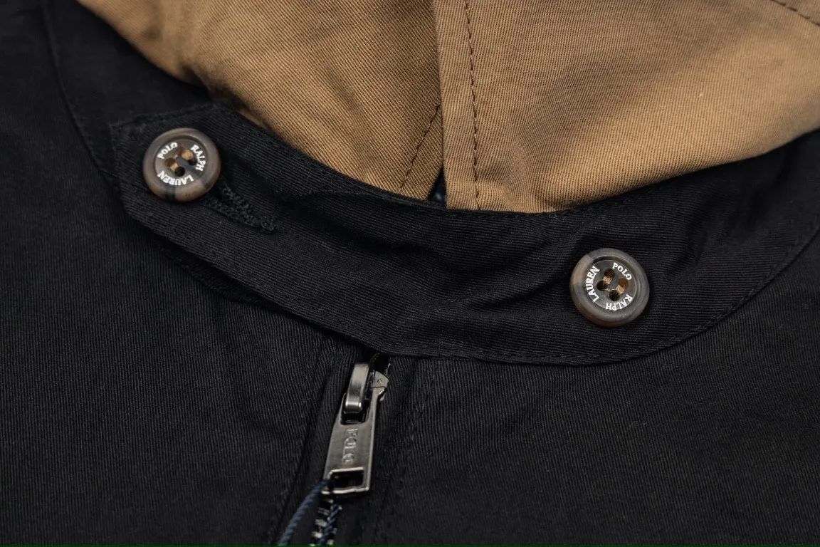 🅿️350 Ralph Lauren's new 24ss classic embroidered logo lapel executive zipper jacket for both men and women. 1️⃣Selected from high-quality original developed pure cotton fabric, with customized plaid lining inside, the overall wearing effect is very soft and comfortable. 2️⃣The workmanship details are perfectly controlled, with exquisite small logo embroidery on the chest, and the unique design style of splicing technology is used in the dropped shoulder position to highlight your personality! The version is simple but not simple! 3️⃣ Complete with tag accessories, unisex design, and a very versatile jacket for men and women!  Color: black, navy blue, khaki Size: S, M, L, XL